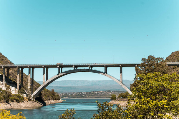 川にかかる橋の眺めは - 写真・画像