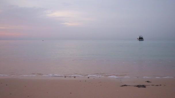 Légi kilátás a nyugodt tengerre, homokos strand sziklás tengerparttal. Gyönyörű napfelkelte nap felett horizont a nyári reggel, Sharm El Sheikh, Egyiptom. Nyaralás, nyaralás koncepció. - Felvétel, videó