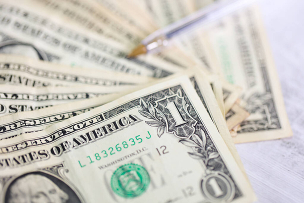 Detailní záběr na pozadí s dolarovými bankovkami. Ekonomika a finanční koncepce. - Fotografie, Obrázek