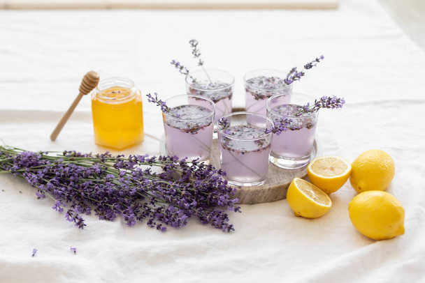 Honig und Lavendelsträuße. Virus-Behandlungskonzept. Holztisch - Foto, Bild