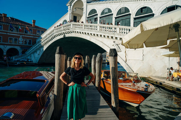 Venedik, İtalya - Kasım 2021 Rialto Köprüsü ve Büyük Kanal. Yüksek kalite fotoğraf - Fotoğraf, Görsel