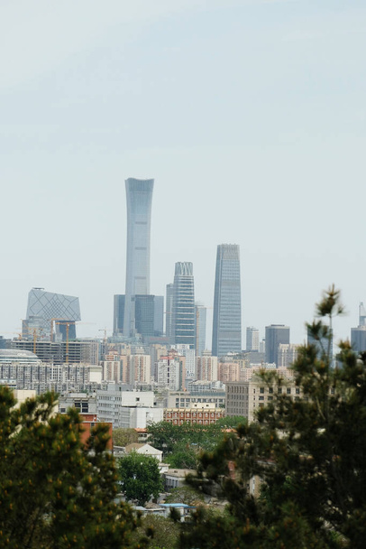 Pekin, Chiny - 04 20 2019: Widok z lasu nad centrum Pekinu - Zdjęcie, obraz