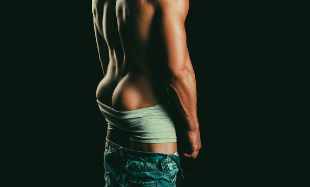 Тело спортивного сексуального мужчины с копировальным пространством. Портрет красивого парня в стиле моды. Мужчина в нижнем белье
 - Фото, изображение
