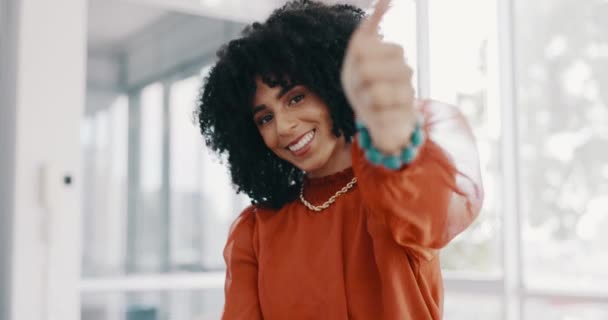 Happy, kantoor en zwarte vrouw duimen omhoog voor zakelijke prestaties, doel doelen succes of emoji handteken. Medewerker felicitaties, werknemer en portret van Afrikaanse manager meisje met duim up feedback. - Video