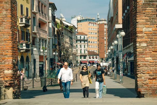 La rue avec des bâtiments anciens dans le centre de Milan, Italie - nov, 2021. Photo de haute qualité - Photo, image