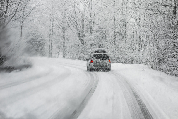 condução na tempestade de neve
 - Foto, Imagem