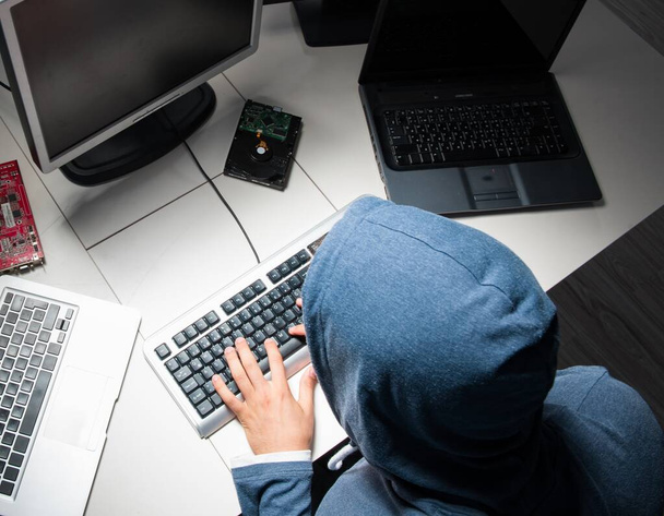 Ο χάκερ hacking υπολογιστή τη νύχτα - Φωτογραφία, εικόνα