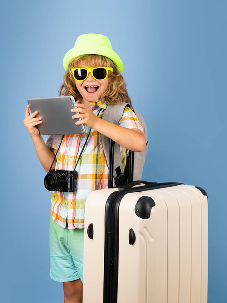 Child with travel suitcase on vacation. Kids travel and adventure concept - Fotó, kép
