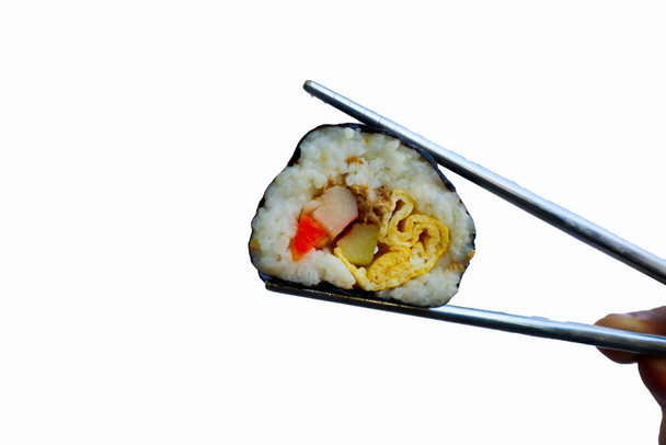 kimbap o gimbap es Gimbap rollo coreano (kimbob) hecho de arroz blanco al vapor (bap) y varios otros ingredientes, kimbab y palillo - Foto, Imagen
