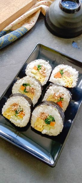 kimbap nebo gimbap je korejská rolka Gimbap (kimbob) z vařené bílé rýže (bap) a různých dalších složek, toto jídlo z Jižní Koreje - Fotografie, Obrázek