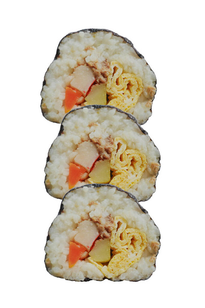 kimbap ou gimbap est un rouleau coréen Gimbap (kimbob) fabriqué à partir de riz blanc cuit à la vapeur (bap) et divers autres ingrédients. isolé sur fond blanc - Photo, image
