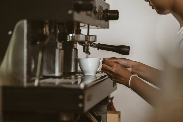 espresso kone kahvilassa laskuri tarjoaa tuoretta kahvia. kahvinkeitin käsite. - Valokuva, kuva