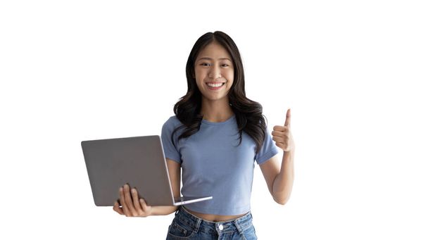 Ázsiai nő alkalmi ruhák gazdaság dolgozó laptop szabadúszó munka koncepció egyetlen laptop pénzt kereshet, Felhívás, hogy jelentkezzen, vagy regisztráljon, hogy különleges kiváltságokat és díjakat. - Fotó, kép