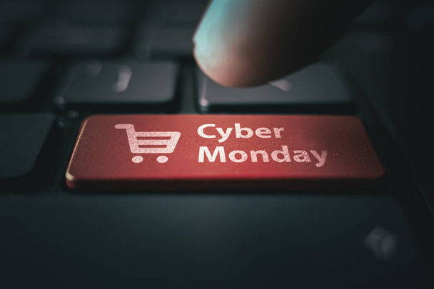 Kybernetické pondělí a symbol nákupního vozíku na klávesnici notebooku. Online nakupování se slevou. Den prodeje v internetovém obchodě. - Fotografie, Obrázek