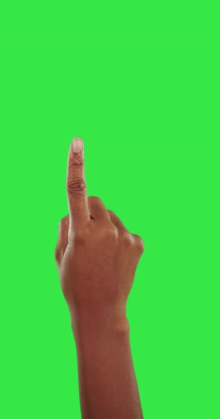Etkileşimli bir dokunmatik ekran düğmesine basmak için stüdyoda eli olan yeşil ekran arkaplanını tıklayın ve kaydırın. Kromakey üzerinde sanal bir arayüze dokunan bir kullanıcı ile gösterge paneli, uygulama ve teknoloji. - Video, Çekim