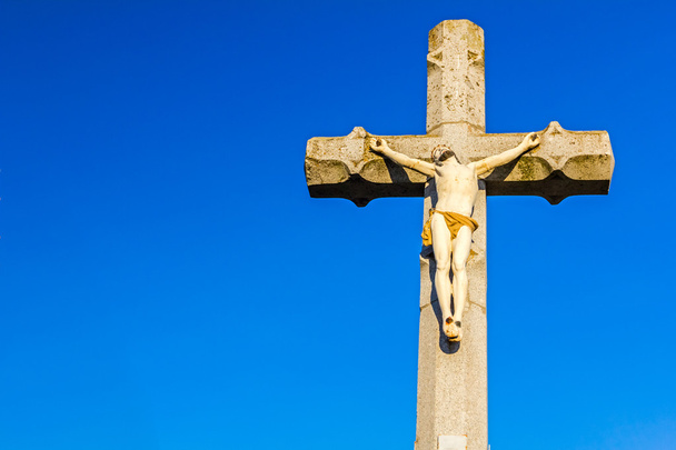 Crucifixión contra el cielo azul
 - Foto, Imagen