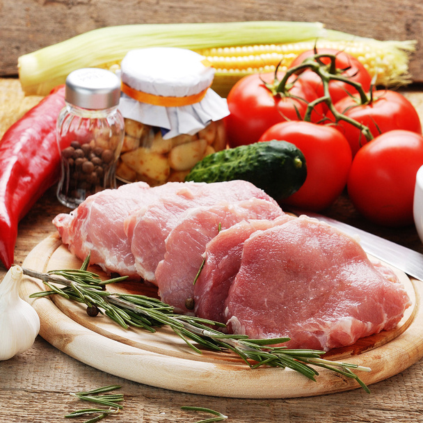 Raw meat with vegetables and spices - Foto, Bild