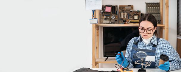 Nuori nainen korjaamassa tietokoneen osia huoltokeskuksessa. Elektroniikan korjaus palvelu käsite. Banneri. Kopioi tila - Valokuva, kuva