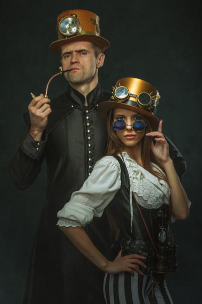 das Paar steampunk. ein Mann mit Pfeife und ein Mädchen mit Brille  - Foto, Bild