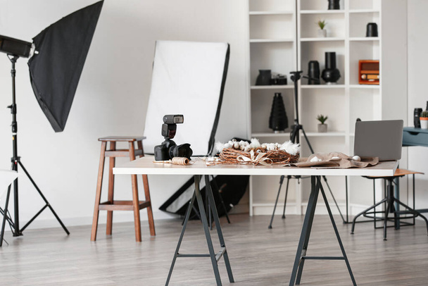 Interior do estúdio de fotografia com mesa e equipamento profissional - Foto, Imagem