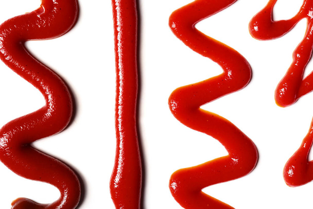 Шаблон из вкусного кетчупа на белом фоне - Фото, изображение