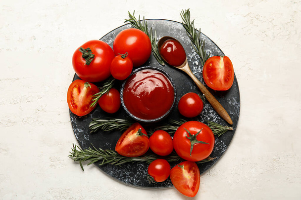 Cuenco con sabrosa salsa de tomate y verduras frescas sobre fondo claro - Foto, Imagen
