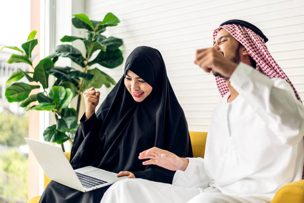 Успішна група арабських бізнесменів, які працюють з ноутбуком і звітом про документ. Креативні арабські бізнесмени зустрічаються і планують аналіз стратегії з новим проектом стартапів
 - Фото, зображення