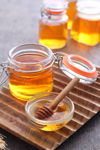 Pure honing in een glazen pot - Foto, afbeelding