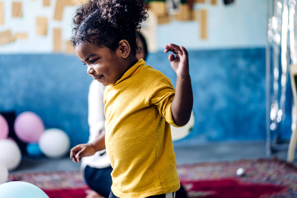 Mutlu gülümseyen küçük bir çocuğun portresi. Afro-Amerikan kızı evde. - Fotoğraf, Görsel