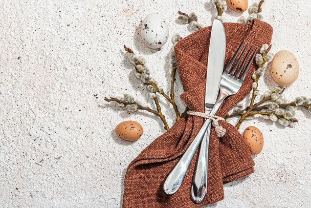 Velikonoční stůl s vejci, králíky a vrbami. Tradiční slavnostní symboly, blahopřání, plochá poloha. Trendy tvrdé světlo, tmavý stín, sádrové pozadí, horní pohled - Fotografie, Obrázek
