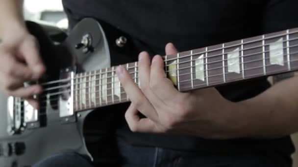 Κιθαρίστας παιχνίδι στην ηλεκτρική κιθάρα - Πλάνα, βίντεο
