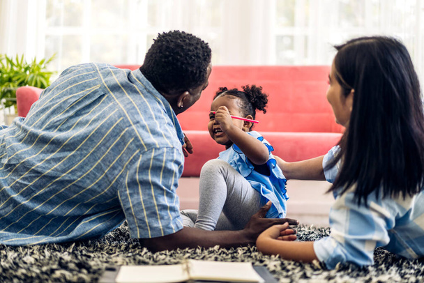 Ritratto di godere felice amore nero famiglia afroamericana padre e madre con bambina africana sorridente e giocare avendo momenti divertenti buon tempo in camera a casa - Foto, immagini