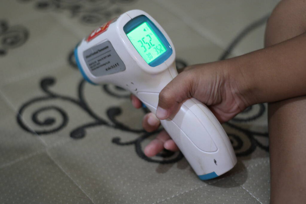 foto draagbare temperatuurdetector - Foto, afbeelding