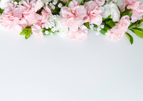 Zamknij zdjęcie bukietu różowych i białych goździków odizolowanych na białym tle. Z pustym miejscem na tekst lub napis. Pocztówka, reklama lub strona internetowa. - Zdjęcie, obraz