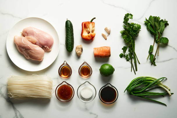 Здоровый тайская курица лапша салат список ингредиентов. Айзанская кухня. Рисовая лапша с курицей и овощами и соусом на основе сои, рыбы и сладкого соуса чили с чесноком и имбирем плюс сахар. Высокий - Фото, изображение