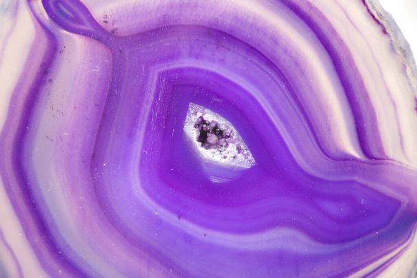 Agate is a mineral whose name comes from the historical name of the river Achates in Sicily. It is a concentrically finely and coarsely layered variety of chalcedony. Strictly speaking, agate is not a single mineral, but a mixture - Fotografie, Obrázek