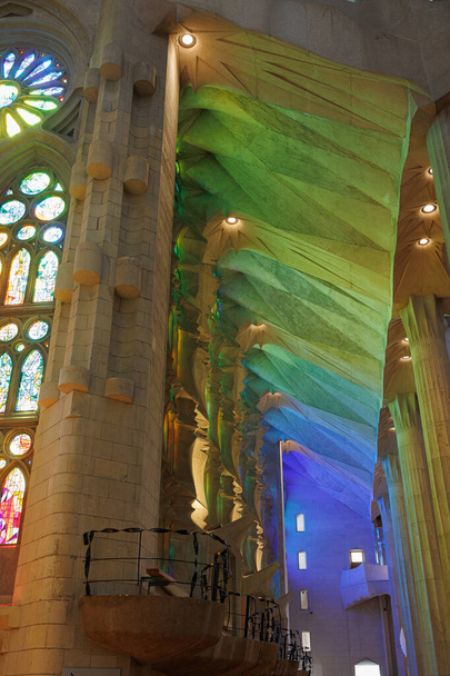 Εσωτερικό του καθεδρικού ναού της Sagrada Familia στη Βαρκελώνη, Ισπανία. - Φωτογραφία, εικόνα