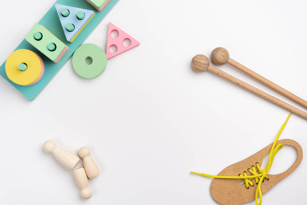Colocación plana de juguetes Montessori sobre fondo blanco. - Foto, Imagen