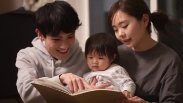 Батько і дитина читають книгу
 - Кадри, відео