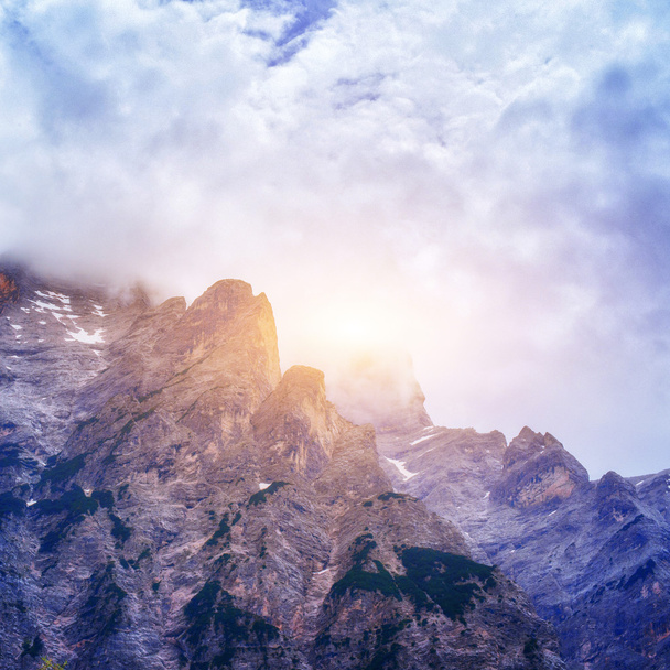 Gór Skalistych w zachód słońca. Alpy Dolomity, Włochy  - Zdjęcie, obraz