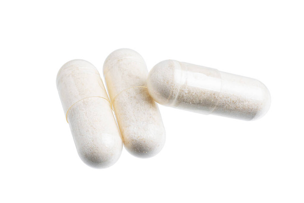 Bílé gel lékařské kapsle, skupina vitamínů doplněk pilulky nebo léky pro léčbu, izolované na bílém pozadí, medicína a zdravotní koncepce. - Fotografie, Obrázek