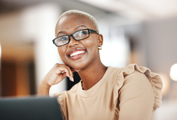 Mulher negra, pensando e sorrindo, relaxe na mesa com laptop para ideias de criação de conteúdo na startup de marketing digital. Copywriter, fêmea feliz e contemplando com inspiração para trabalho de copywriting. - Foto, Imagem