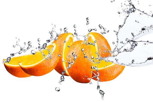 Frutas de naranja y agua salpicada
 - Foto, imagen