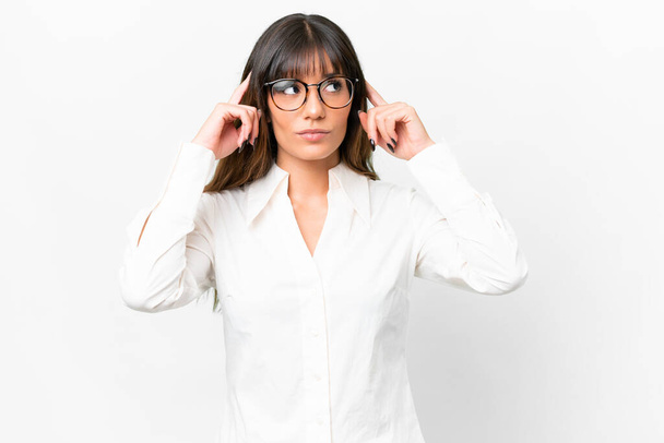 Young caucasian woman over isolated white background having doubts and thinking - Foto, Imagem