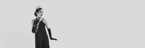 Bannière de femme chic effrayée portant des vêtements anciens vintage et regardant avec des yeux pleins de peur loin. Monochrome. Concept de beauté, mode, émotions, vintage, publicité - Photo, image