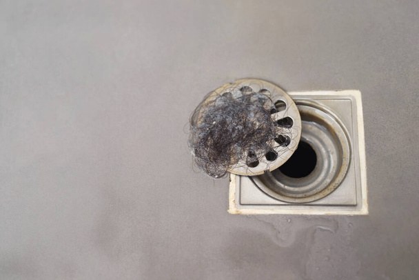 verstopftes Rohr, Anti-Geruchssieb mit übel riechendem Müll im Badezimmer - Foto, Bild