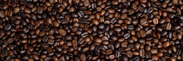 foto macro close-up textuur van gebrande koffiebonen donker, kan worden gebruikt als achtergrond. - Foto, afbeelding