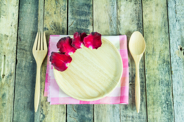 Rosa rossa in piatto di legno su tavolo di legno
 - Foto, immagini