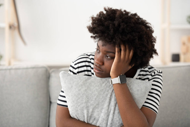 Αφρο-Αμερικανίδα νεαρή γυναίκα που σκέφτεται υπερβολικά και υποφέρει από κατάθλιψη. Έννοια άγχους και ρατσισμού - Φωτογραφία, εικόνα