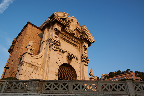 Prachtige Italiaanse poort embankment, Ancona, Marche - Foto, afbeelding